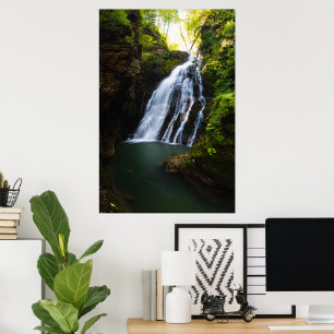 Póster Cascada impresionante con brillo de luz solar