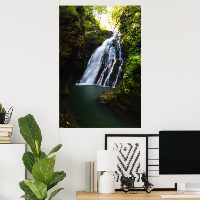Póster Cascada impresionante con brillo de luz solar (Oficina en casa)