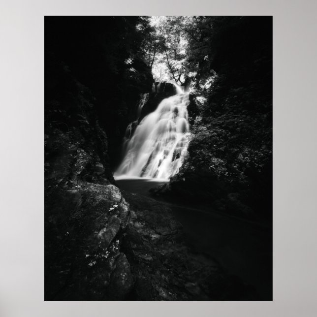 Póster Cascada Šum en blanco y negro (Frente)