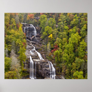 Póster Cascadas dramáticas de aguas bravas en otoño en el