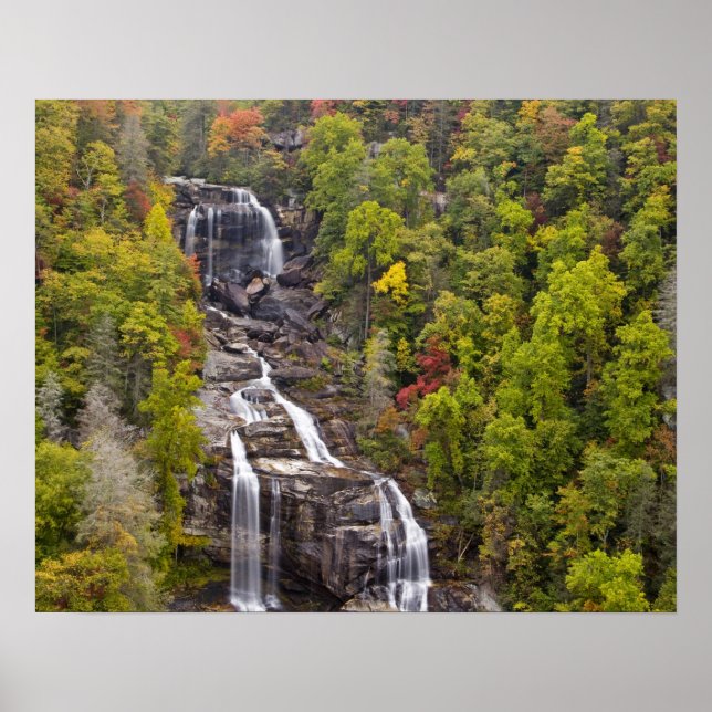 Póster Cascadas dramáticas de aguas bravas en otoño en el (Frente)