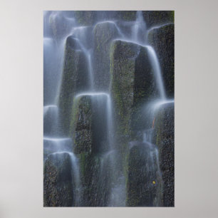 Póster Cascadas sobre columnas de basalto