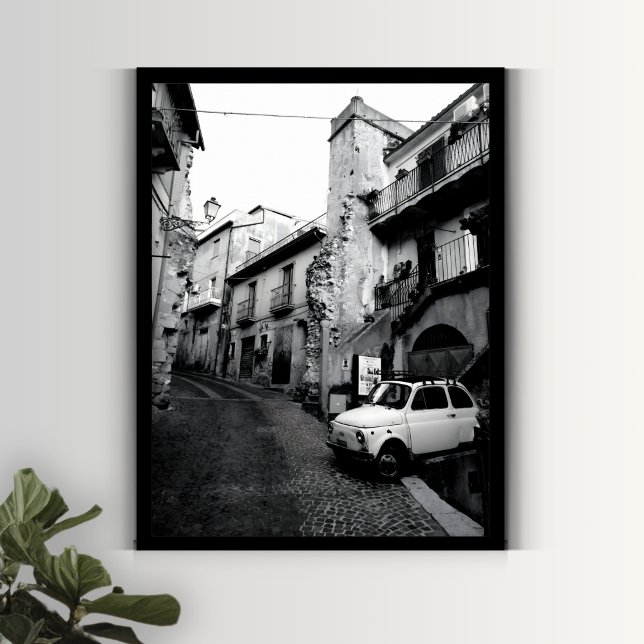 Póster Casco italiano antiguo blanco y negro con coche vi (Subido por el creador)