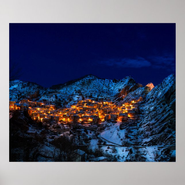 Póster Castelmezzano, Italia - Noche de invierno nevada (Frente)