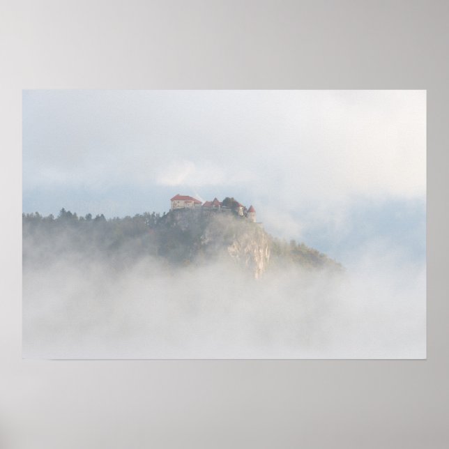 Póster Castillo arbolado rodeado de nubes (Frente)