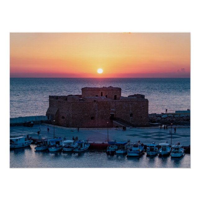 Póster Castillo de Paphos al atardecer, vista de drones (Anverso)