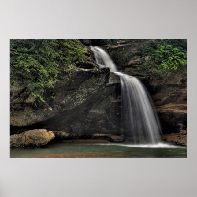 Póster Cataratas inferiores, cueva de anciano, colinas co (Frente)