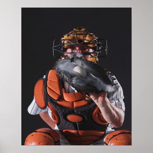 Póster Cazador de béisbol sosteniendo la pelota en mitt (Frente)