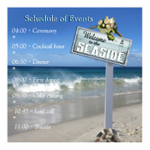 Celebraciones en la playa con flores blancas y per