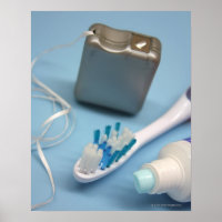 Cepillo de dientes, dentífrico y hilo.