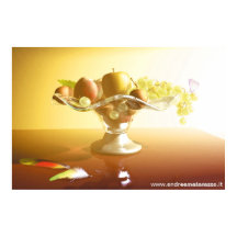 Cesta de vidrio con frutas y mariposa