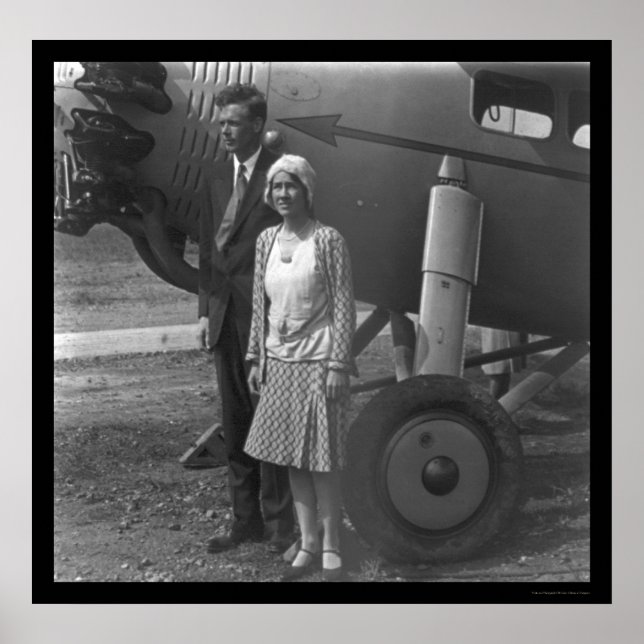 Póster Charles Lindbergh y su esposa al lado del avión 19 (Frente)