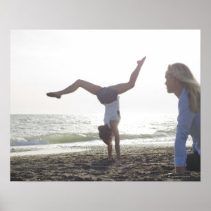 Póster Chica adolescente realiza hazaña gimnástica, mamá
