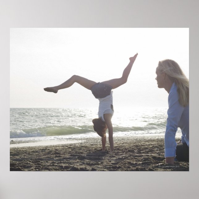 Póster Chica adolescente realiza hazaña gimnástica, mamá (Frente)