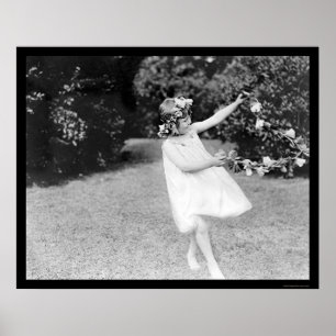 Póster Chica bailando con flores en el cabello de 1910