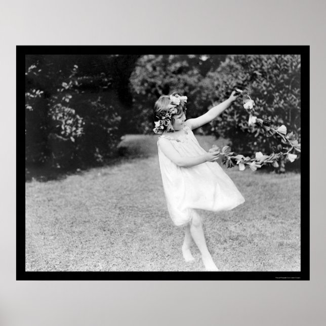 Póster Chica bailando con flores en el cabello de 1910 (Frente)