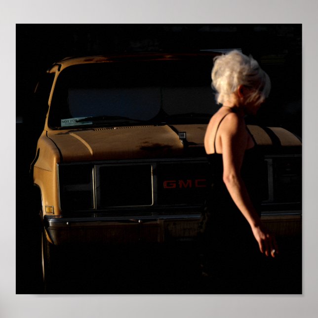 Póster Chica Caminando Por El Viejo Camión GMC (Frente)