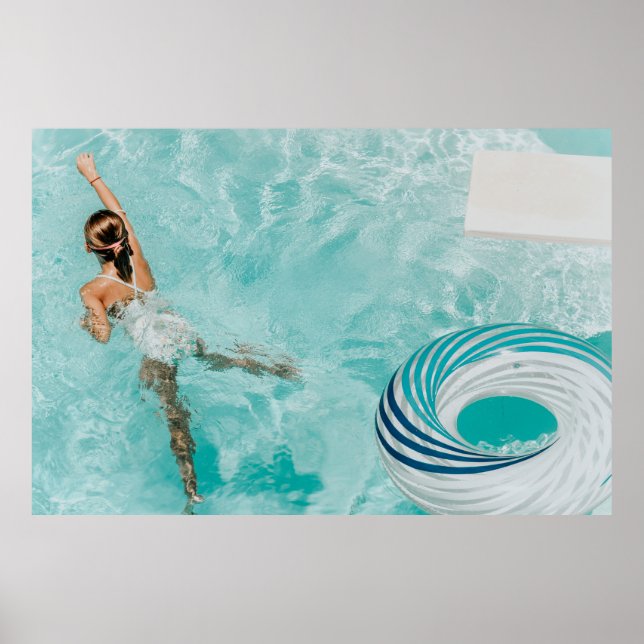 Póster Chica con bañador y bañador en la piscina (Frente)