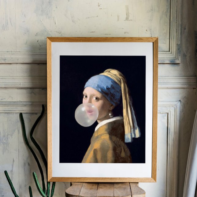 Póster Chica con pendiente de perla soplando un chicle (Subido por el creador)
