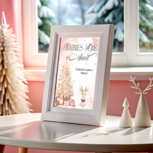 Póster Chica de invierno: Los bebés de ciervos son dulces