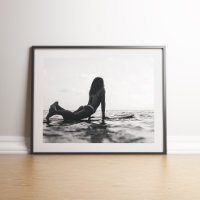 Chica de los surfistas blancos y negros en el océa