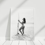 Póster Chica de los surfistas blancos y negros en la play<br><div class="desc">Capturar la esencia libre de la cultura del surf con este Chica de Surfista Blanco y Negro en el Poster de la playa. Con un impresionante ilustracion monocromo o una fotografía de un chica surfista de confianza parado junto al océano, esta obra de arte exuda una sensación de aventura, libertad...</div>