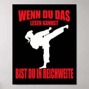 Póster Chica divertida de karate kickboxing taekwondo