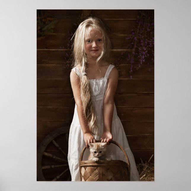 Póster Chica en un granero con un gatito en una canasta (Frente)