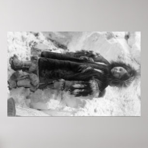 Póster Chica esquimal en una parka en Nome, Alaska