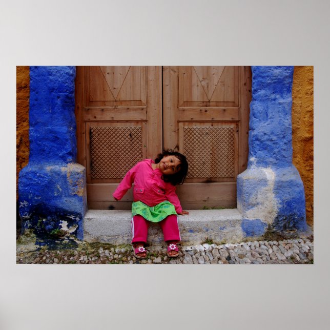 Póster Chica feliz entre pilares azules (Frente)