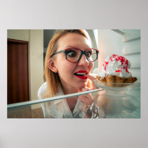 Póster Chica gracioso mirando en refrigerador