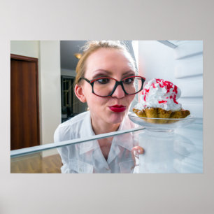 Póster Chica gracioso mirando en refrigerador