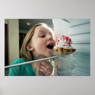 Póster Chica gracioso mirando en refrigerador