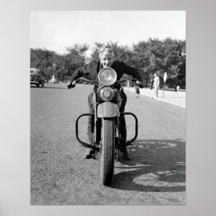Póster Chica montando motocicleta, 1937. Foto antigua