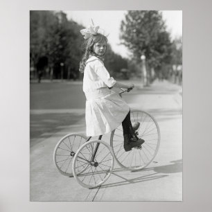 Póster Chica que monta a Tricycle, 1917. Foto del vintage