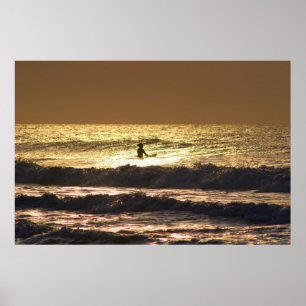 Póster chica surfista