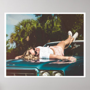 Póster Chica tendido en una foto vintage del auto de los 