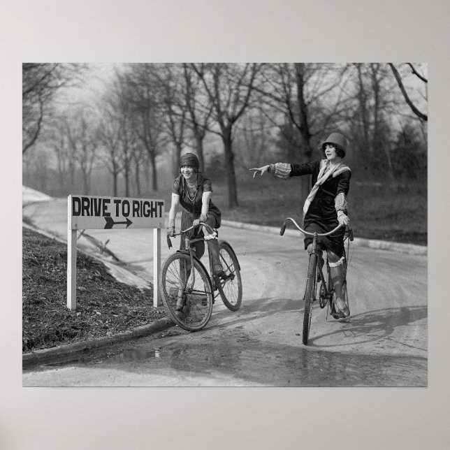 Póster Chicas De Flapper En Bicicleta, 1925. Foto de cose (Frente)