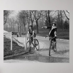 Póster Chicas Flapper montando bicicletas, 1925. Foto ant