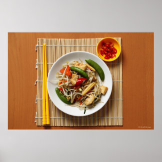 Póster Chinos revuelven verduras fritas con chiles