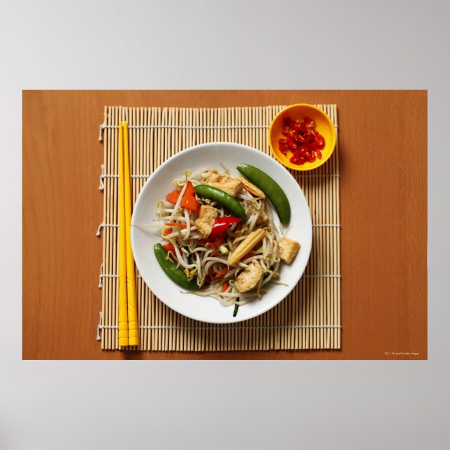 Póster Chinos revuelven verduras fritas con chiles (Frente)