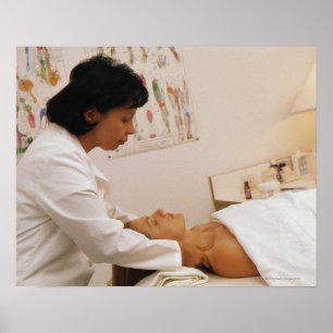 Póster Chiropractor de sexo femenino que da masajes a un