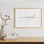 Póster Ciao Bella | Escritura italiana moderna con corazó<br><div class="desc">¡Hola, hermosa! Este poster en blanco y negro de lengua italiana le dará una moda elegante a cualquiera de sus habitaciones. La moderna y elegante tipografía de escritura negra aparece con un corazón dibujado a mano, para un poster que siempre te recordará a Italia o a cualquier lugar que tus...</div>