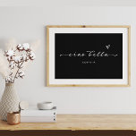 Póster Ciao Bella | Escritura italiana moderna con corazó<br><div class="desc">¡Hola, hermosa! Este poster en negro, italiano, añade una moda elegante a cualquiera de sus habitaciones. La moderna y elegante tipografía de escritura blanca aparece con un corazón dibujado a mano, en un oscuro fondo negro, para un poster que siempre te recordará a Italia o a cualquier lugar que tus...</div>