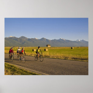 Póster Ciclistas de carretera circulan por un camino rura