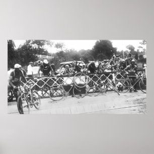 Póster Ciclistas No Pueden Esperar En El Paso A Nivel Tou