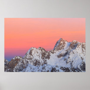 Póster Cielo atardecer brillante y montañas nevadas