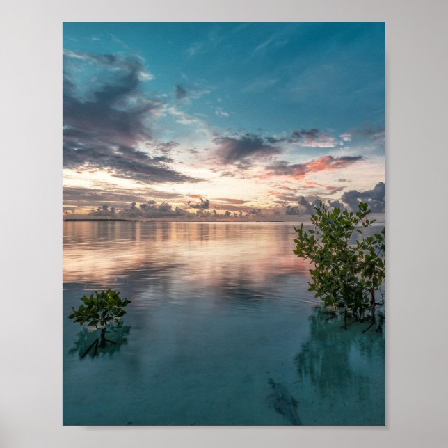 Póster cielo azul con nubes rojas y oscuras reflejadas en (Frente)
