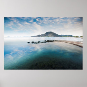 Póster Cielo azul nublado que refleja en el lago