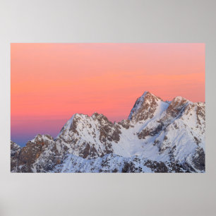 Póster Cielo de puesta de sol brillante y montañas nevada